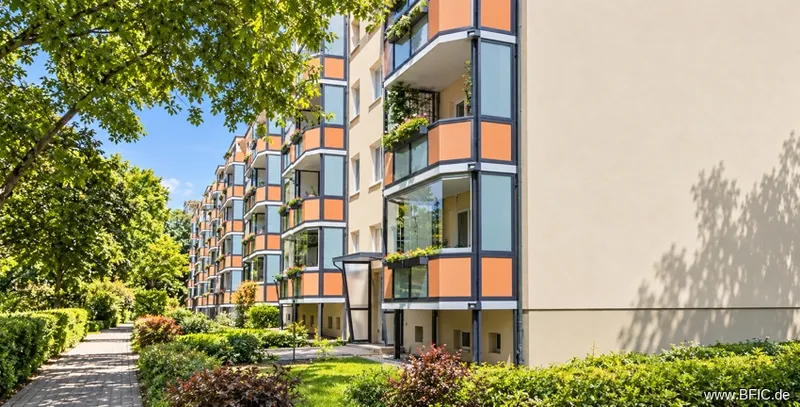 Helle 3-Zimmer-Wohnung mit Balkon und Einbauküche in grüner Lage von Berlin-Fennpfuhl — photo 1